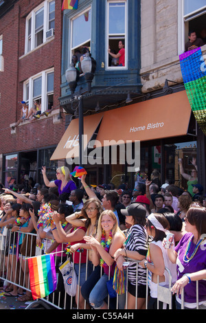 Gli spettatori presso il Chicago Pride Parade, 2011. Foto Stock