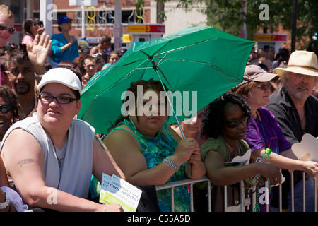 Gli spettatori presso il Chicago Pride Parade, 2011. Donna con dour guardare in faccia. Foto Stock