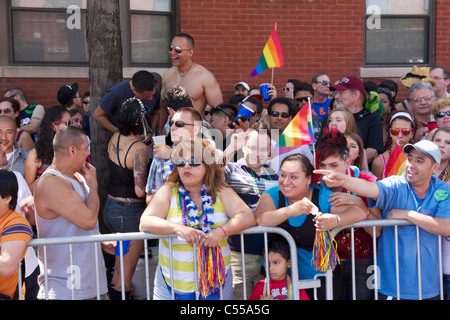 Gli spettatori presso il Chicago Pride Parade, 2011. Foto Stock