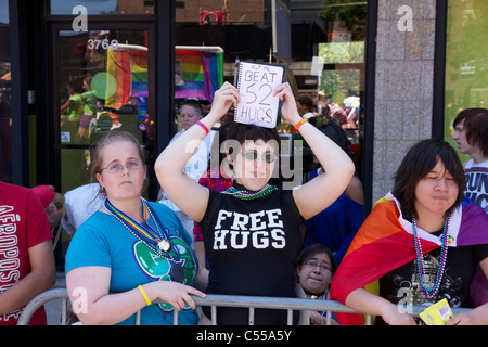 Spettatore offrendo free hugs presso il Chicago Pride Parade, 2011. Foto Stock