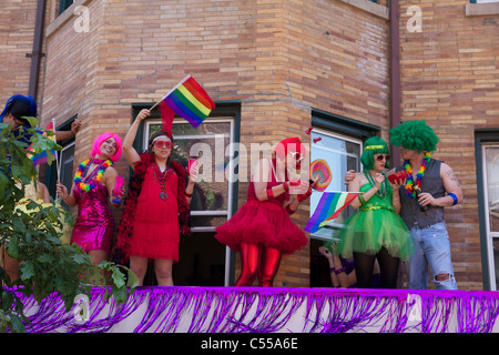 Gli spettatori colorati su Appartamento terrazza presso il Chicago Pride Parade, 2011. Foto Stock