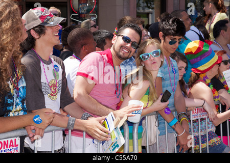 Gli spettatori presso il Chicago Pride Parade, 2011. Mugging per telecamera. Foto Stock