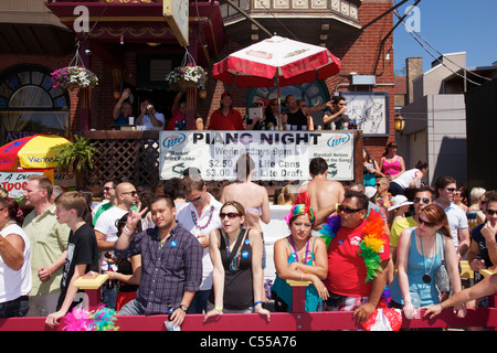 Gli spettatori al di fuori di un bar presso il Chicago Pride Parade, 2011. Foto Stock