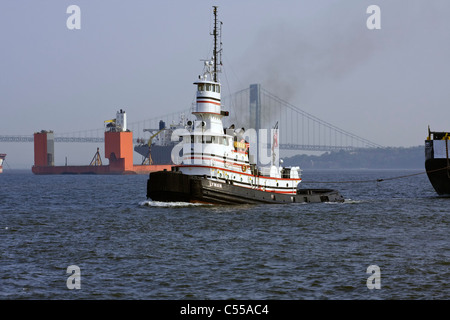 Rimorchiatore "LYMAN' il traino di una chiatta nel porto di New York Foto Stock