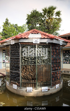 Esposizione di proiettili di artiglieria a terra Museo delle Miniere, Siem Reap, Cambogia Foto Stock