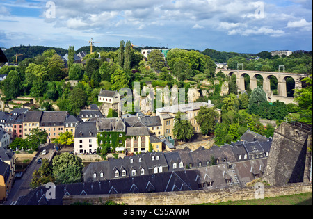 Vista verso il ponte ferroviario Varcando il fiume Alzette nella città di Lussemburgo Foto Stock