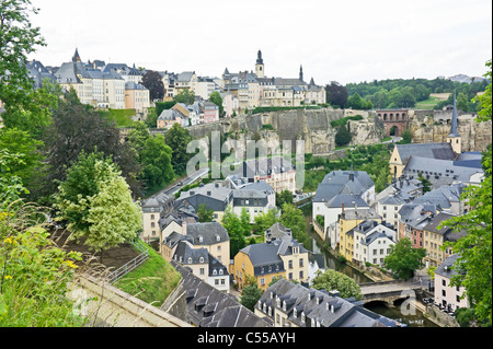 Vista su Montee du Grund Uewerstad città di Lussemburgo Il Lussemburgo con ponte di Munster in basso a destra & Abb. de Neumunster (destra) Foto Stock