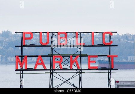 Neon mercato pubblico segno, del Mercato di Pike Place, Seattle, nello Stato di Washington, USA Foto Stock