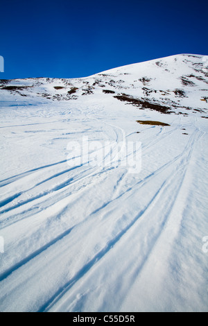 La Scozia, Perthshire, Glenshee. Sci e snowboard su piste coperte di neve Piste del Glenshee Ski Area. Foto Stock