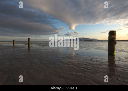 Mourne Mountains da Tirella Strand, Irlanda del Nord, Regno Unito Foto Stock