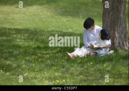 Due persone la lettura di un libro Foto Stock