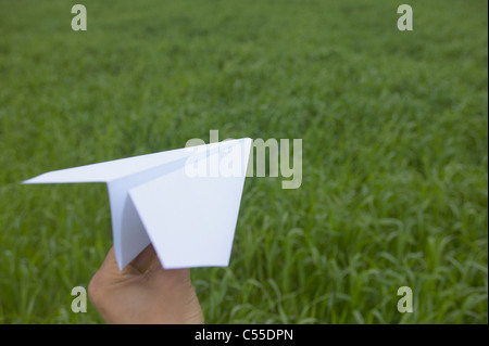 Un aeroplano di carta Foto Stock