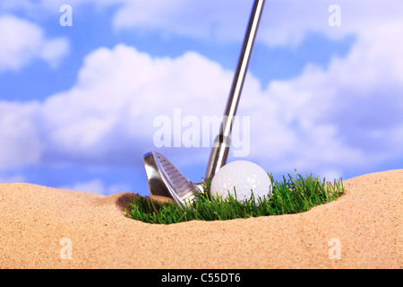 Concetto di Golf foto di una palla che giace su una chiazza di erba in un bunker. Foto Stock