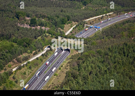 Paesi Bassi, Hoenderloo, autostrada o autostrada e eco crossover per la fauna. Ecodotto. Antenna. Ponte sulla fauna selvatica. Attraversamento della fauna selvatica. Foto Stock