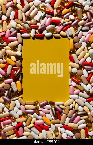 Forma rettangolare in colorate multi-vitamina pillole, capsule e compresse Foto Stock