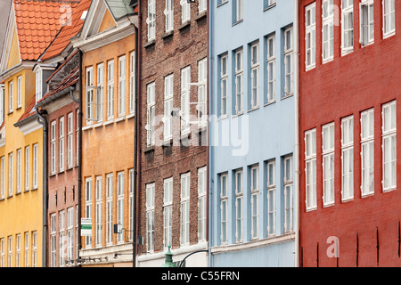 Nyhavn waterfront district a Copenaghen, Danimarca - Fila di case dipinte Foto Stock