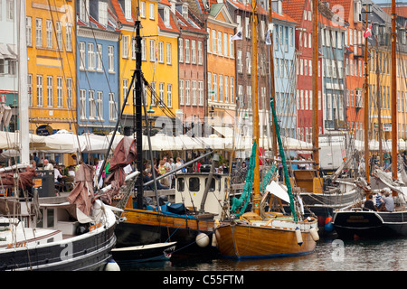 Nyhavn waterfront, canal e dal quartiere dei divertimenti di Copenaghen 2 Foto Stock