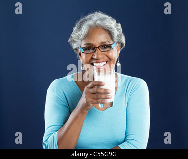 Ritratto di una donna senior bere latte Foto Stock