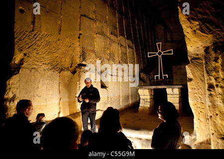 I Paesi Bassi, Maastricht, guida parlando al gruppo turistico circa la storia delle grotte di Sint Pietersberg. Foto Stock