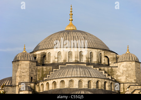 Primo piano sulla Sultan Ahmet cupola moschea anche conosciuta come la Moschea Blu a Istanbul, Turchia, quartiere di Sultanahmet Foto Stock