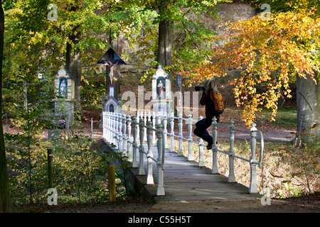 I Paesi Bassi, Valkenburg, Cattolica le statue sulla tenuta e il castello chiamato Schaloen. Fotografo Marjolijn van Steeden prendendo l'immagine. Foto Stock