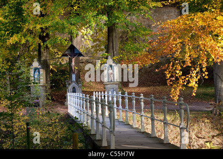 I Paesi Bassi, Valkenburg, Cattolica le statue sulla tenuta e il castello chiamato Schaloen Foto Stock