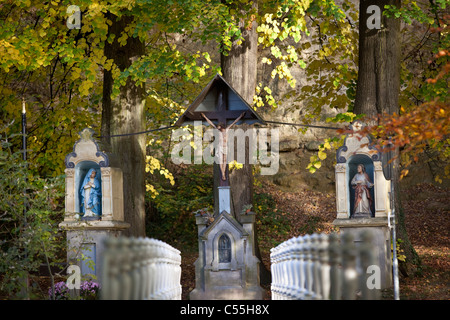 I Paesi Bassi, Valkenburg, Cattolica le statue sulla tenuta e il castello chiamato Schaloen. Foto Stock