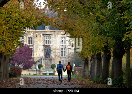 I Paesi Bassi, Valkenburg, la tenuta e il castello chiamato Schaloen. Giovane, uomo e donna, escursionismo. Foto Stock