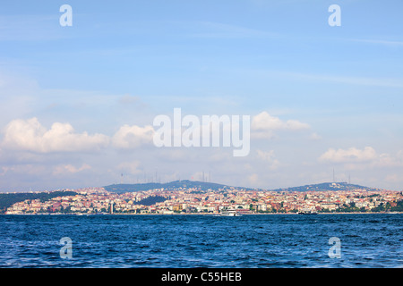 Istanbul, inizio lo stretto del Bosforo e di una estremità del Mar di Marmara, vista sul quartiere Uskudar (lato asiatico) in Turchia Foto Stock