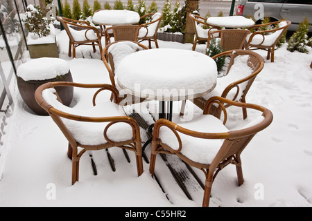 I Paesi Bassi, Slenaken, sedie di outdoor cafe, coperto di neve. Foto Stock