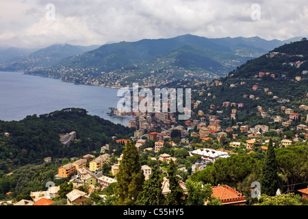 Con vista panoramica sul Mediterraneo e il porto della città di Camogli Foto Stock