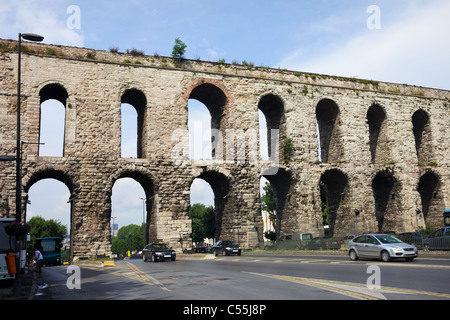 Il valente acquedotto (turco: Bozdogan Kemeri) architettura romana ad Istanbul in Turchia Foto Stock