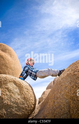 Ragazzo a cavallo di massi, Joshua Tree National Monument, CALIFORNIA, STATI UNITI D'AMERICA Foto Stock