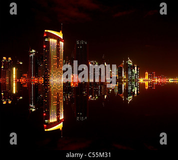 Dubai centro di notte con la riflessione in acqua, design moderno della città nuova Foto Stock