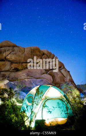 Tenda a cupola illuminata di notte, Joshua Tree National Monument, CALIFORNIA, STATI UNITI D'AMERICA Foto Stock