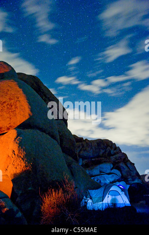 Tenda illuminata di notte, Joshua Tree National Monument, CALIFORNIA, STATI UNITI D'AMERICA Foto Stock