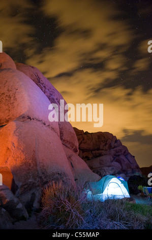 Tenda a cupola illuminata di notte, Joshua Tree National Monument, CALIFORNIA, STATI UNITI D'AMERICA Foto Stock