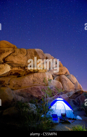 Tenda a cupola illuminata di notte, Joshua Tree National Monument, CALIFORNIA, STATI UNITI D'AMERICA Foto Stock