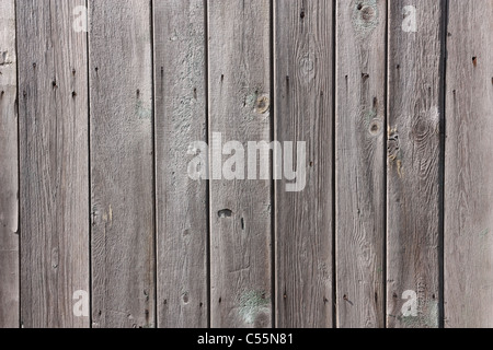 Un frammento di un vecchio, grigio, recinzione di legno Foto Stock