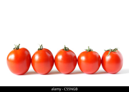 5 pomodori rossi in piedi in fila su di uno sfondo bianco Foto Stock