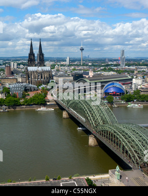 Vista dello Skyline della città di Colonia con Hohenzollern ponte che attraversa il fiume Reno e la storica Dom o Cattedrale Germania Foto Stock