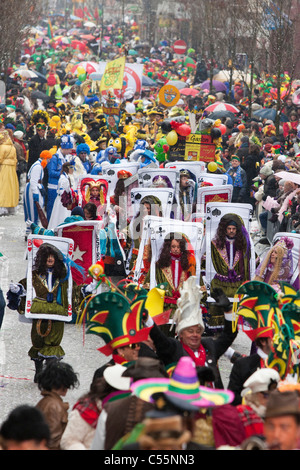 I Paesi Bassi, Maastricht, le persone che si godono durante l'annuale festa di carnevale. Foto Stock