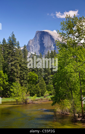 Parco nazionale Yosemite Half Dome Parco nazionale Yosemite con il Fiume Merced che scorre Yosemite Valley Yosemite National Park California USA Foto Stock