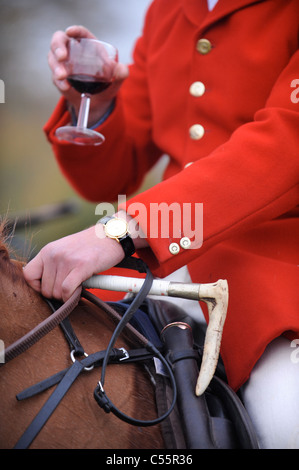 Dettaglio di un huntsman godendo la staffatura tradizionale cup a Cotswold Hunt incontro a Spoonley Agriturismo vicino a Winchcombe, Glouceste Foto Stock