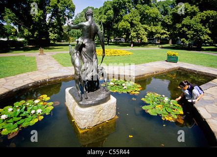 Ragazza curioso ad esplorare i Giardini Fitzroy a Melbourne Foto Stock