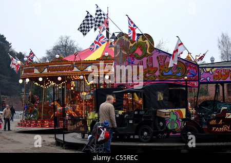 Fairground Ride operante su un noioso giorno di dicembre in motivi di Tatton Park. Foto Stock