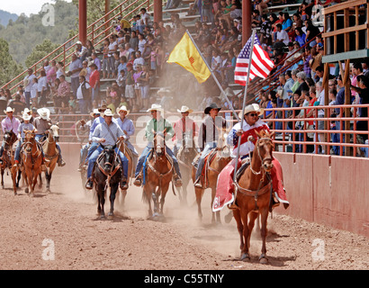 Sfilata dei partecipanti all Assemblea Indian Rodeo tenutasi a Mescalero, Nuovo Messico. Foto Stock