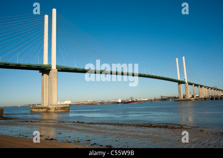 La regina Elisabetta II ponte sopra il fiume Tamigi, a West Thurrock, Regno Unito contro un cielo blu chiaro Foto Stock