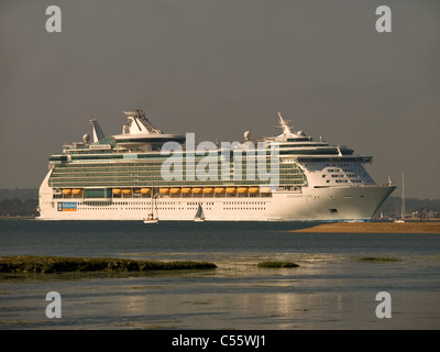 La nave di crociera indipendenza dei mari passando Calshot Spit dopo aver lasciato Southampton Hampshire England Regno Unito Foto Stock