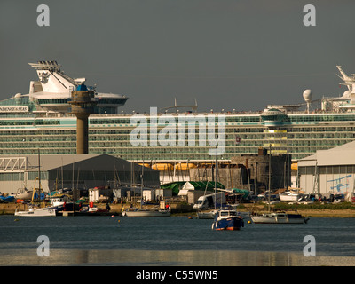 La nave di crociera indipendenza dei mari passando Calshot Spit dopo aver lasciato Southampton Hampshire England Regno Unito Foto Stock